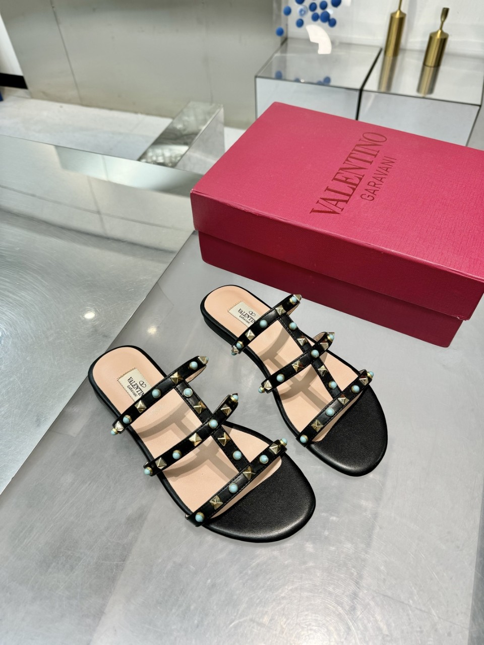 NO:240914,Valentino's new model and new product [Classic] Small rivet hardware accessories set off a full sense of high-end, and the new season lives up to expectations!  Worth buying ★Absolutely high-end original 1I production, classic unique and elegant style, creating a different feeling and simple style!  Size 35-40 (customized by 34-41.42) Fabric sheep imported sheepskin with inner lining, heel flat sole, outsole: original imported genuine leather sole: leather sole, rubber sole, slippers, valentino, slippers, sheepskin19860909华伦天奴新款新品【经典】小铆钉五金配件工艺衬托出满满的高级感,新一季不负期待！ 值得入手★绝对的上档次原版1I制作, 经典独特优雅风格 创造不一样的感觉简约气质款式！ 码数35-40（34-41.42定做） 面料羊 内里进口羊皮 跟高平底 大底:原版进口真皮底 :皮底 橡胶底,拖鞋,valentino,slippers,sheepskin,Women's Shoes