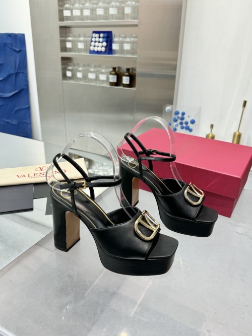 Valentino 2025SS Metallic Logo Platform Block Heel Sandals 1 Valentino 2025SS Metallic Logo Platform Block Heel Sandals