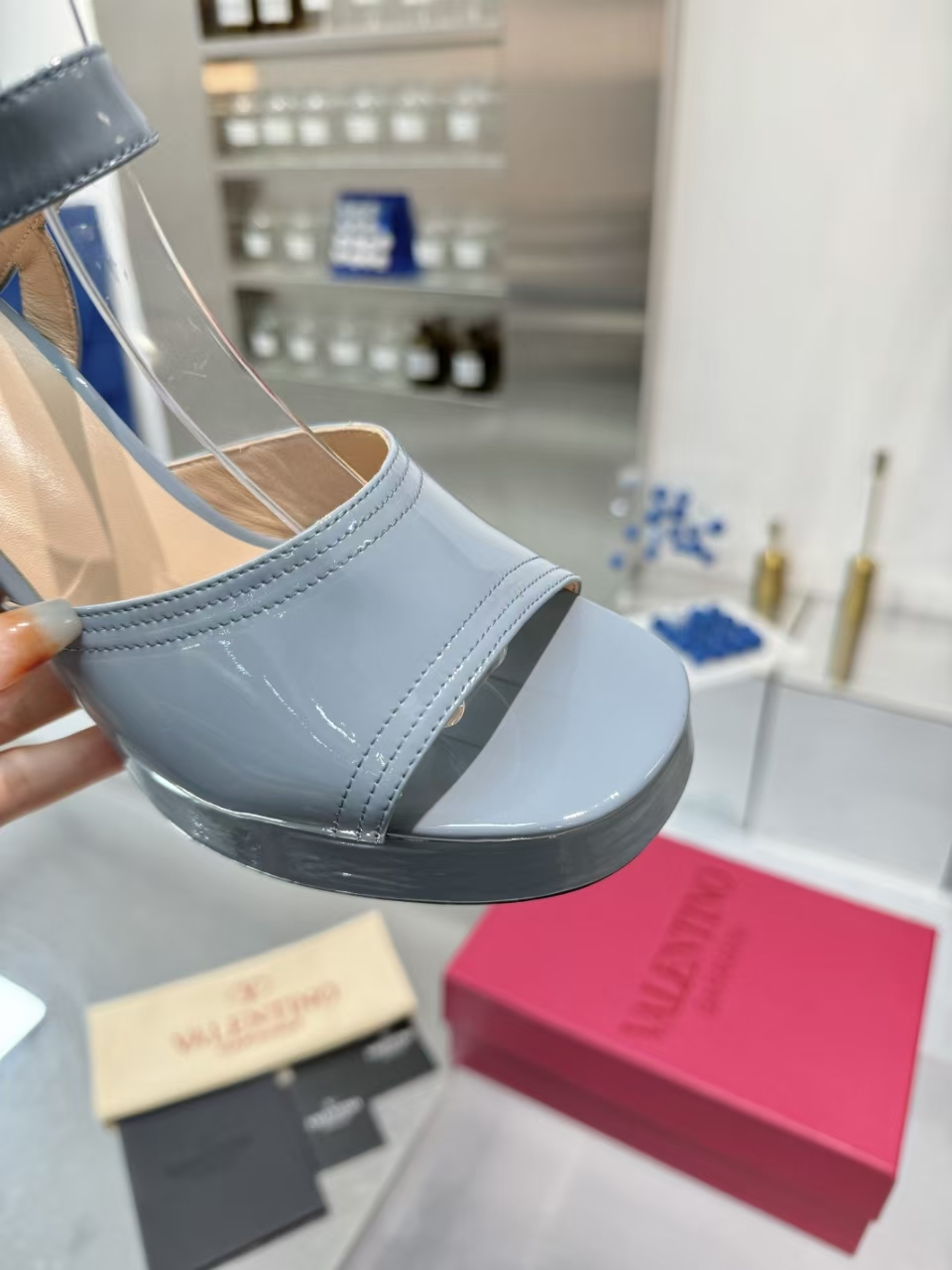 “New 2025 Valentino/Warren Metal Logo Sandals: Original Design for High-End Clients [Mechanical Shoes]” - 图片 2