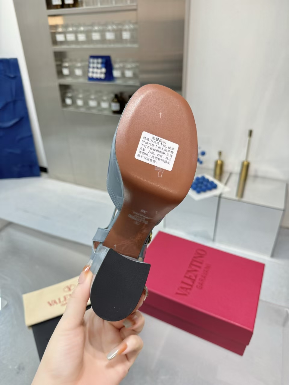 “New 2025 Valentino/Warren Metal Logo Sandals: Original Design for High-End Clients [Mechanical Shoes]” - 图片 4