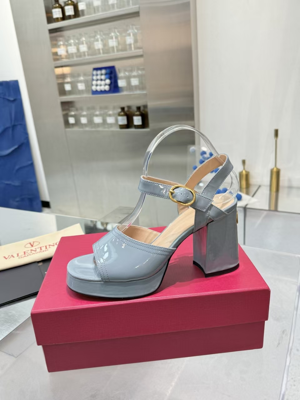 “New 2025 Valentino/Warren Metal Logo Sandals: Original Design for High-End Clients [Mechanical Shoes]” - 图片 3