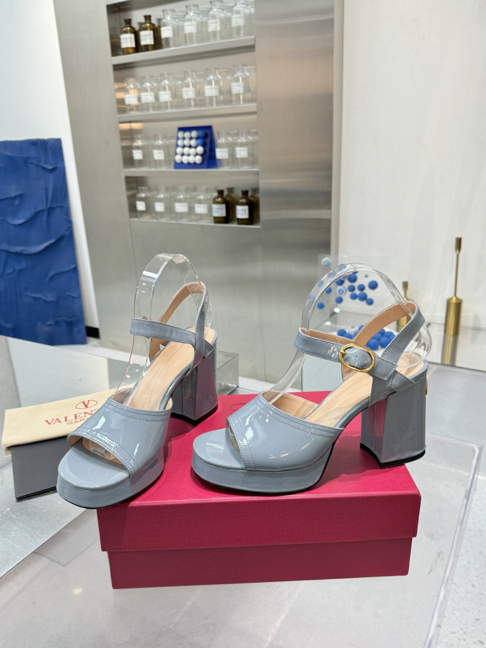 “New 2025 Valentino/Warren Metal Logo Sandals: Original Design for High-End Clients [Mechanical Shoes]” - 图片 6