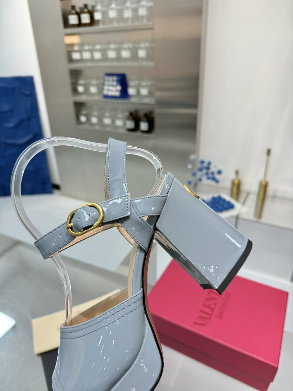 “New 2025 Valentino/Warren Metal Logo Sandals: Original Design for High-End Clients [Mechanical Shoes]” - 图片 5