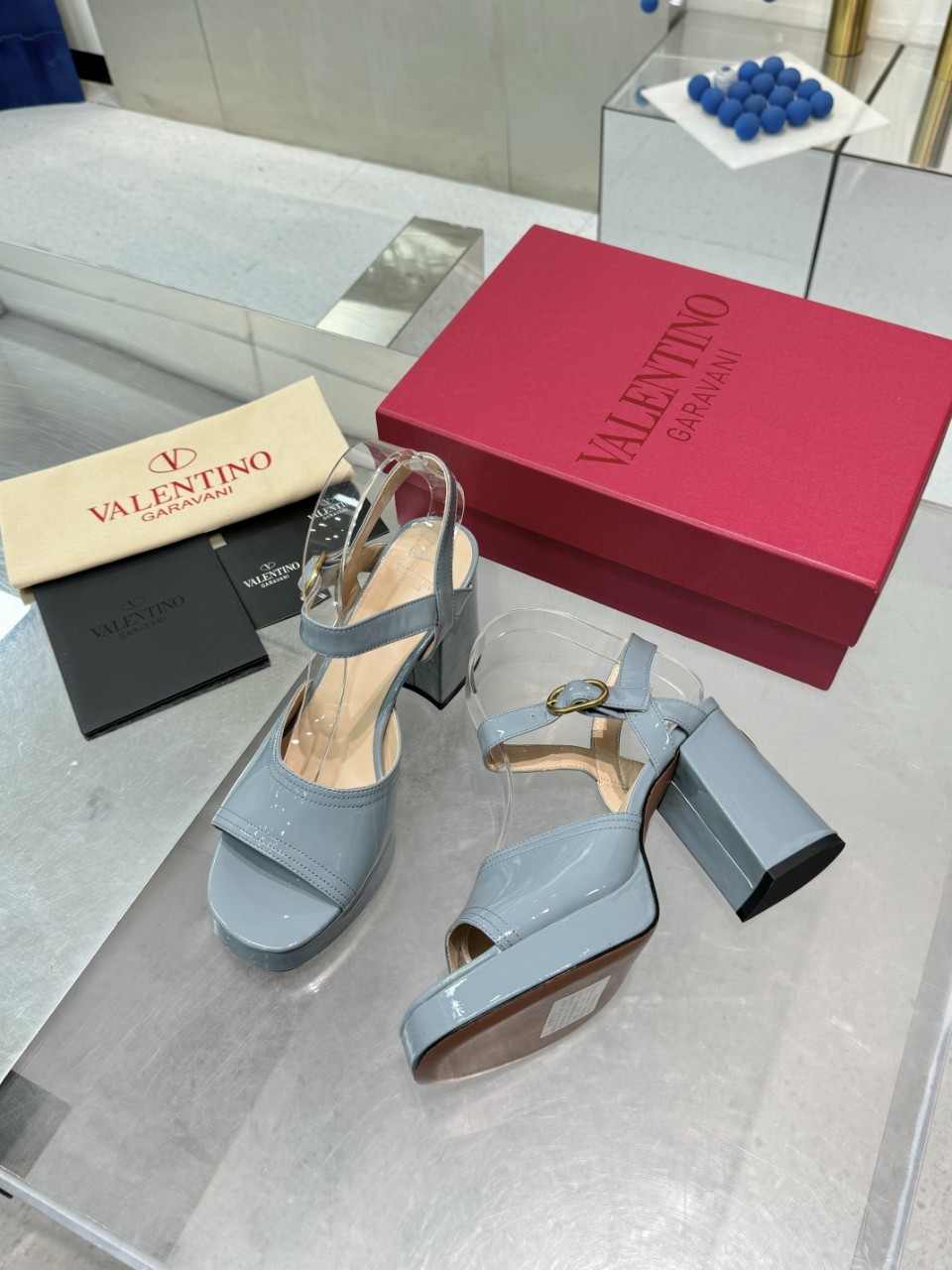 “New 2025 Valentino/Warren Metal Logo Sandals: Original Design for High-End Clients [Mechanical Shoes]” - 图片 9