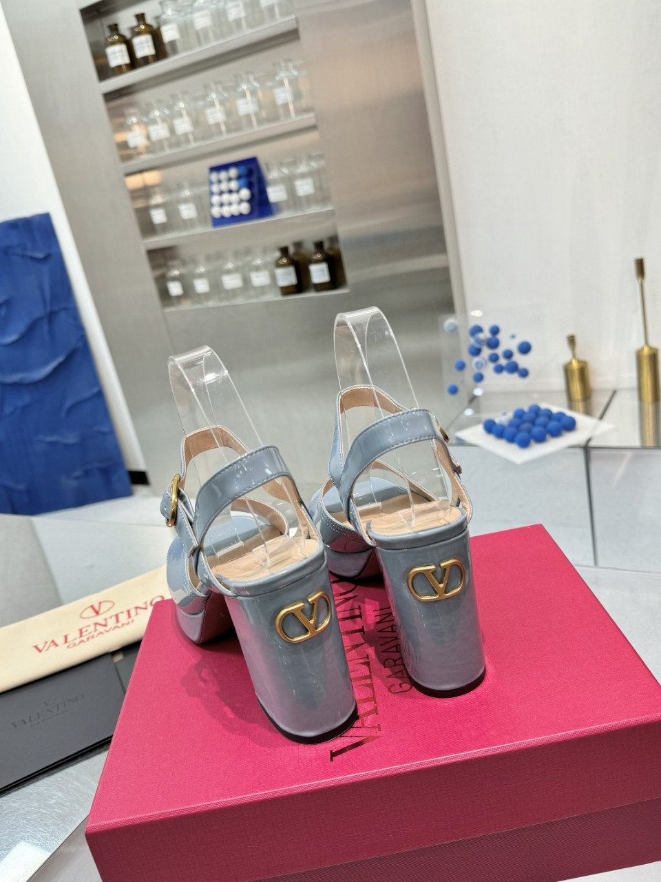 “New 2025 Valentino/Warren Metal Logo Sandals: Original Design for High-End Clients [Mechanical Shoes]” - 图片 8