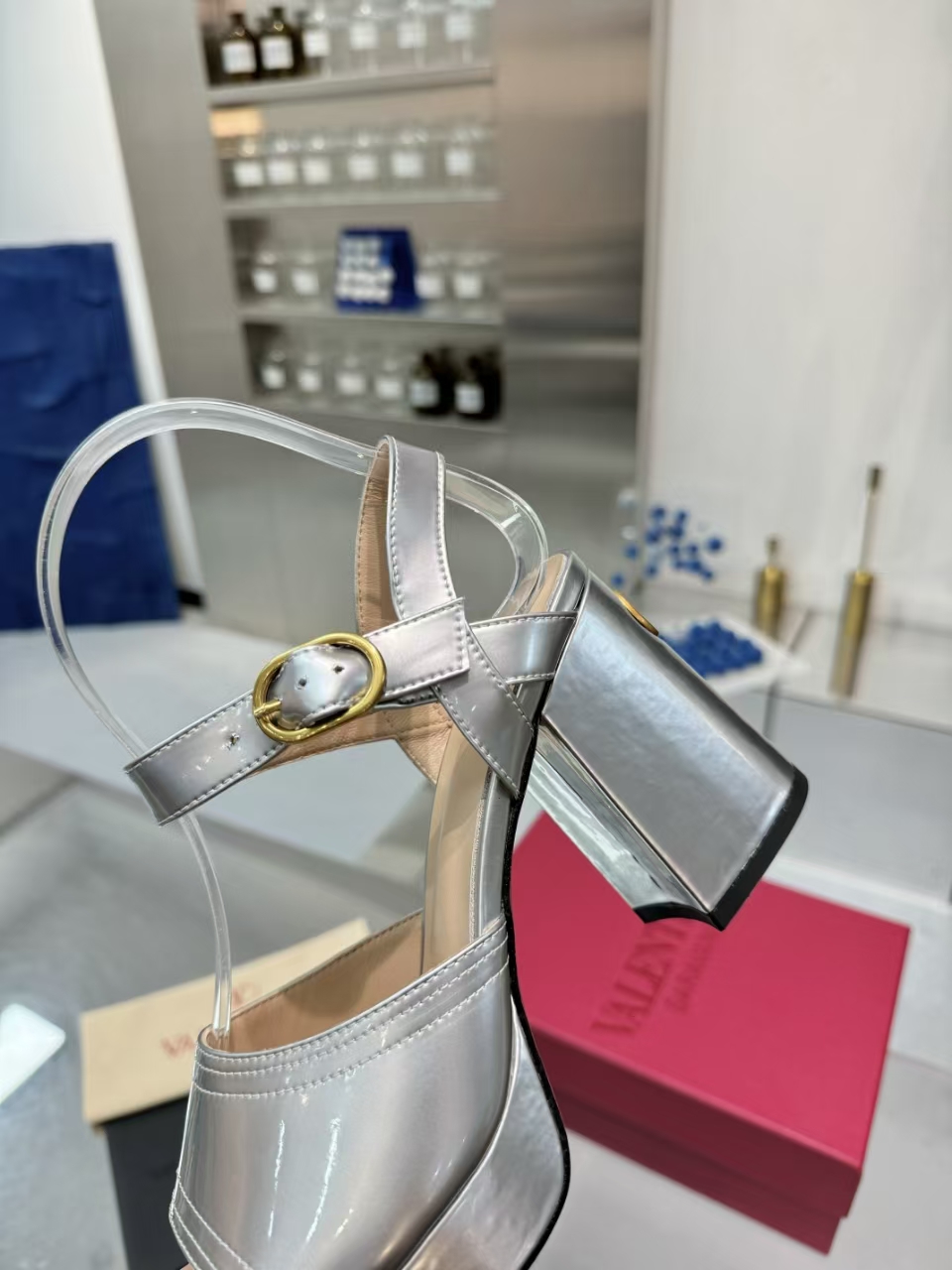 High-End 2025SS Metal Logo Sandals: Precise Design and High-Quality Materials - 图片 4