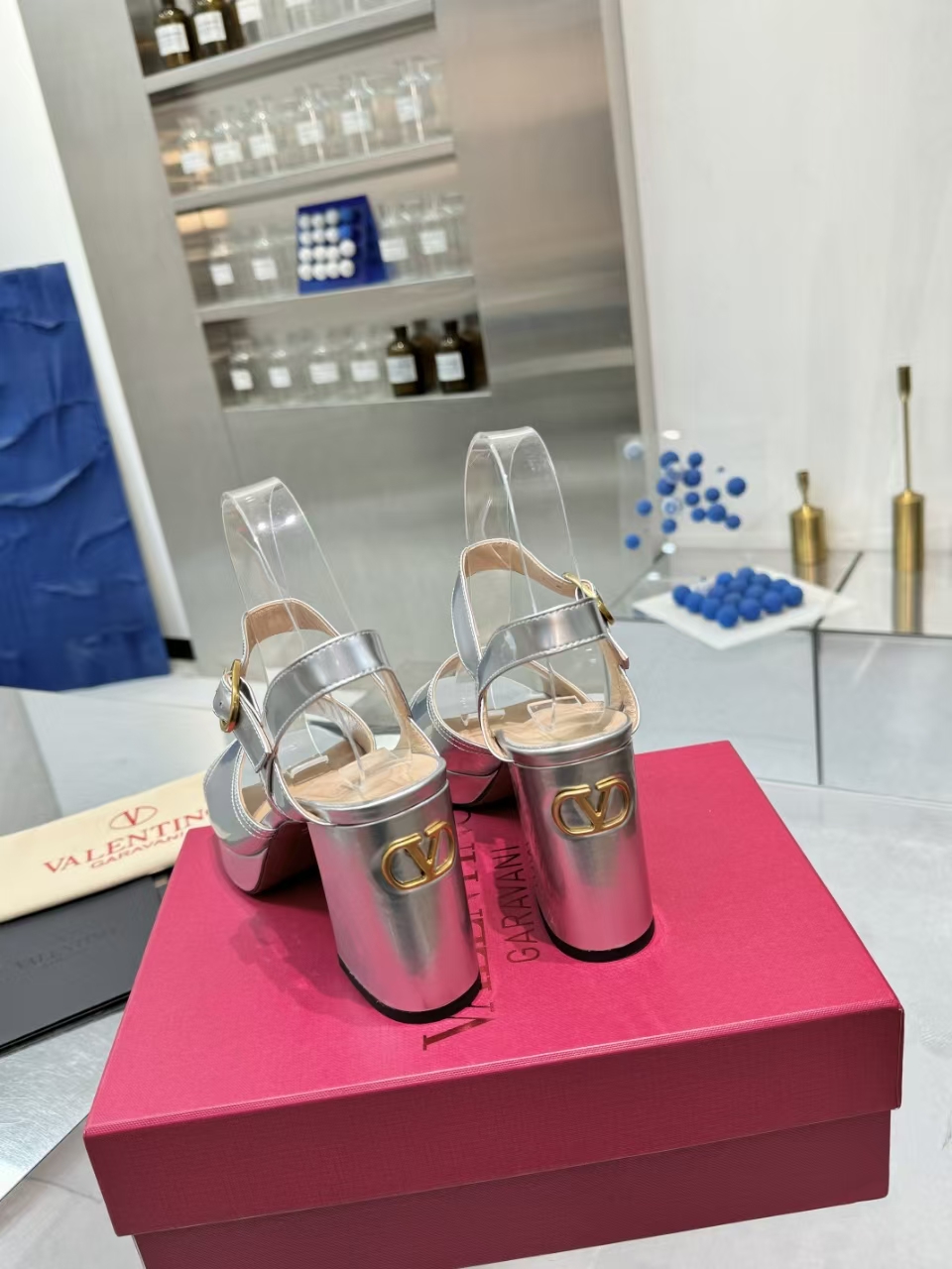 High-End 2025SS Metal Logo Sandals: Precise Design and High-Quality Materials - 图片 3