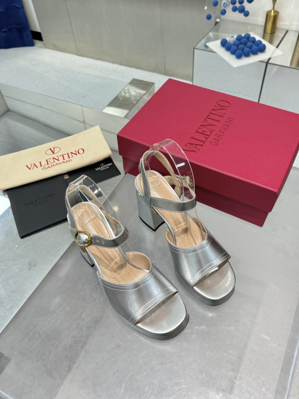 High-End 2025SS Metal Logo Sandals: Precise Design and High-Quality Materials - 图片 1