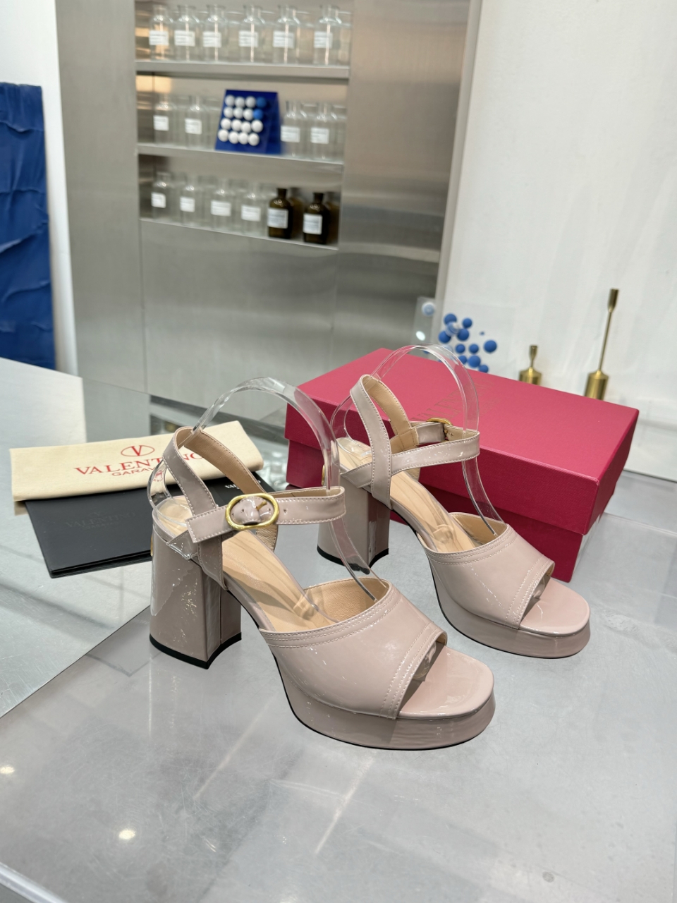 “High-End Valentino/Warren 2025SS Metal Logo Sandals: Original Design and Quality for High-End Clients” - 图片 1