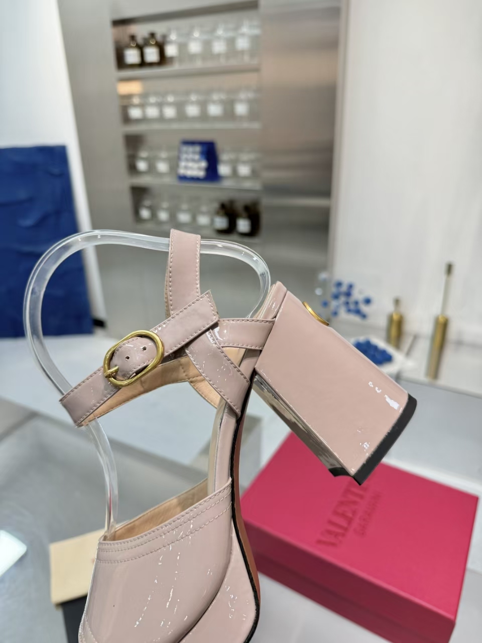 “High-End Valentino/Warren 2025SS Metal Logo Sandals: Original Design and Quality for High-End Clients” - 图片 5