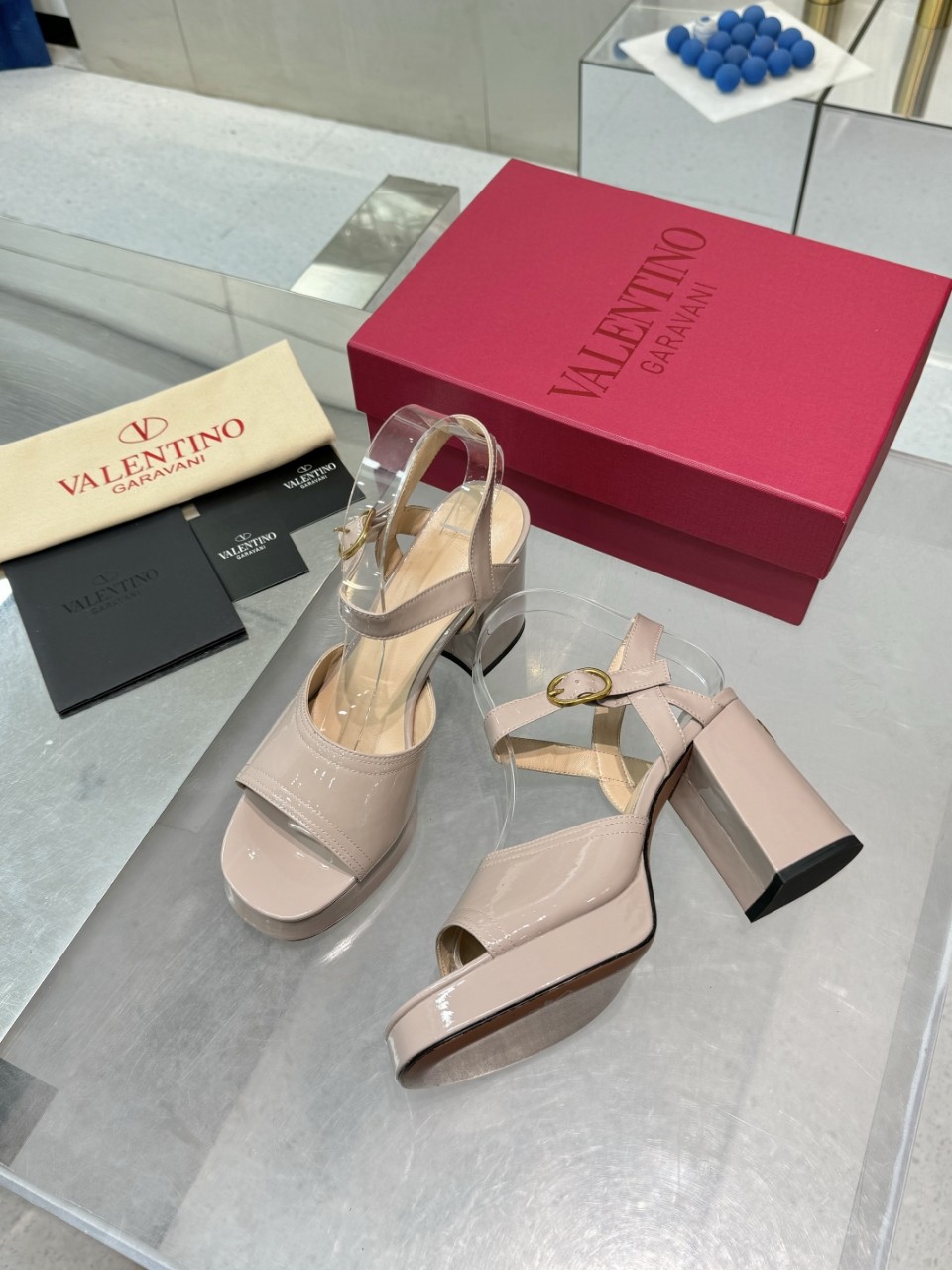 “High-End Valentino/Warren 2025SS Metal Logo Sandals: Original Design and Quality for High-End Clients” - 图片 2