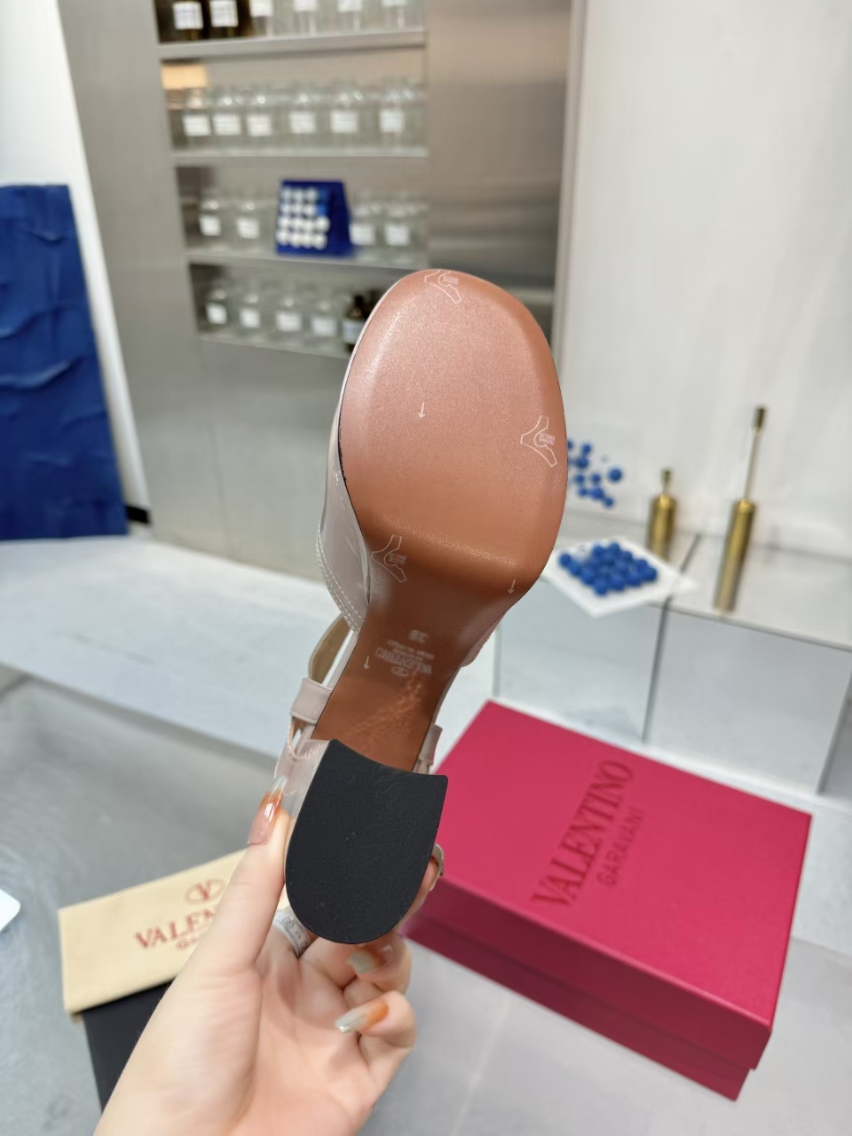 “High-End Valentino/Warren 2025SS Metal Logo Sandals: Original Design and Quality for High-End Clients” - 图片 6