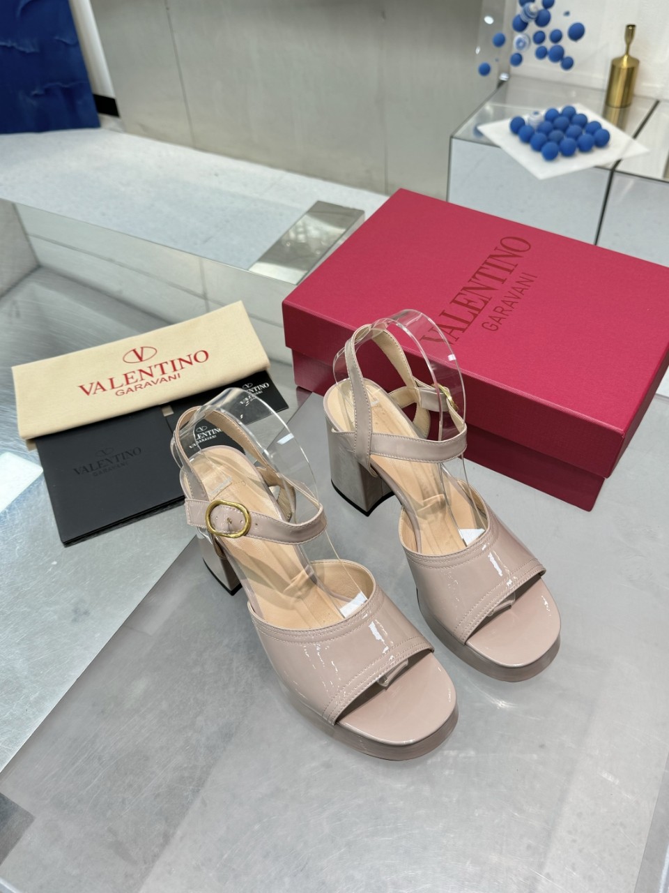 “High-End Valentino/Warren 2025SS Metal Logo Sandals: Original Design and Quality for High-End Clients” - 图片 9