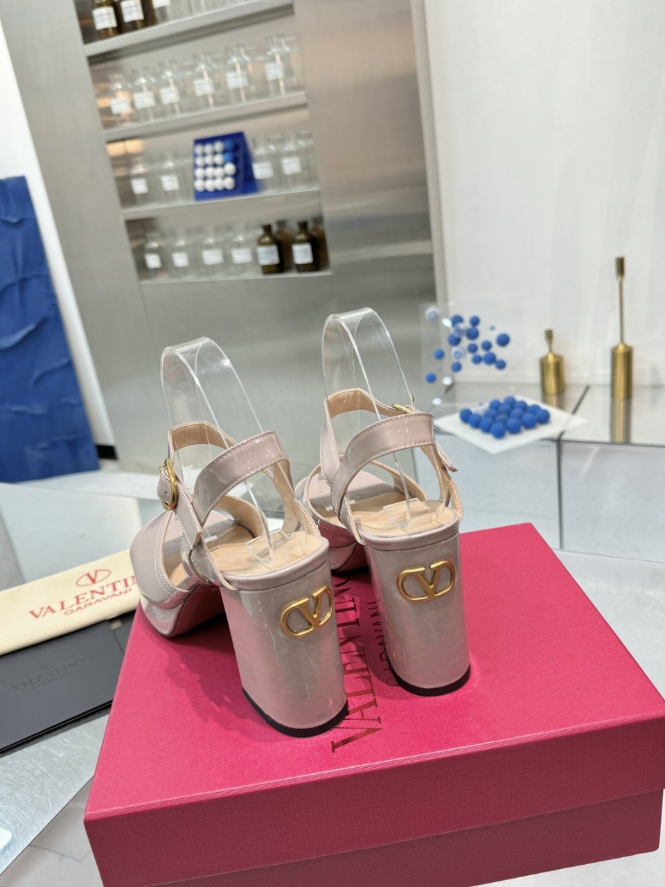 “High-End Valentino/Warren 2025SS Metal Logo Sandals: Original Design and Quality for High-End Clients” - 图片 8