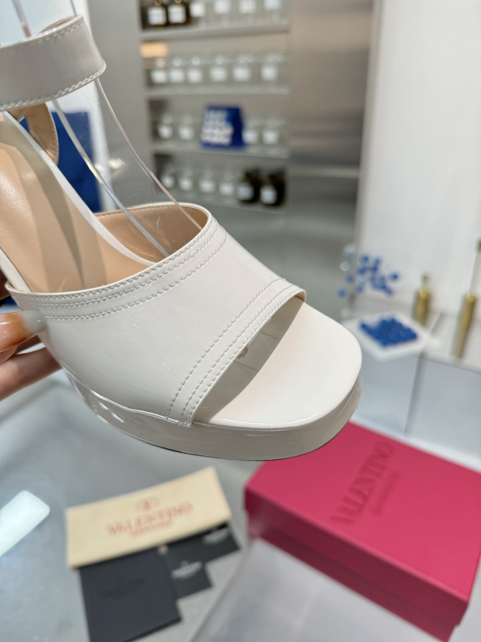 Valentno/Warren 2025SS Metal Logo Sandals with Precise Design and High-Water Table – Premium Quality for High-End Clients - 图片 3