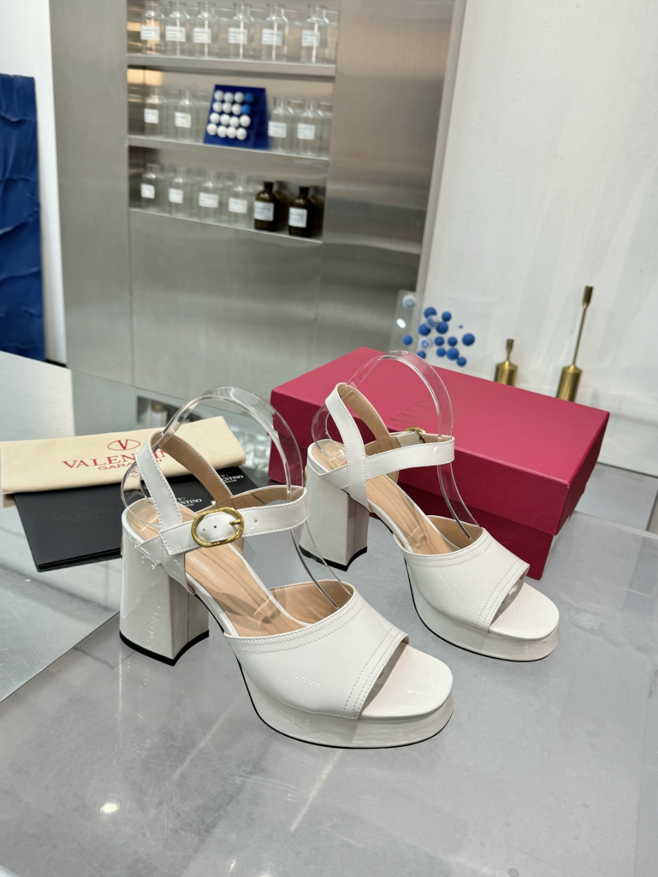 Valentno/Warren 2025SS Metal Logo Sandals with Precise Design and High-Water Table – Premium Quality for High-End Clients - 图片 1