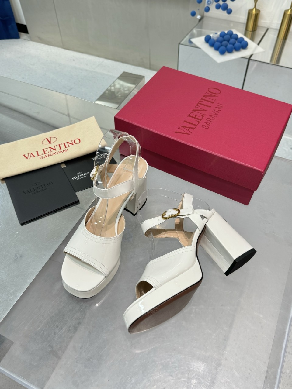 Valentno/Warren 2025SS Metal Logo Sandals with Precise Design and High-Water Table – Premium Quality for High-End Clients - 图片 2