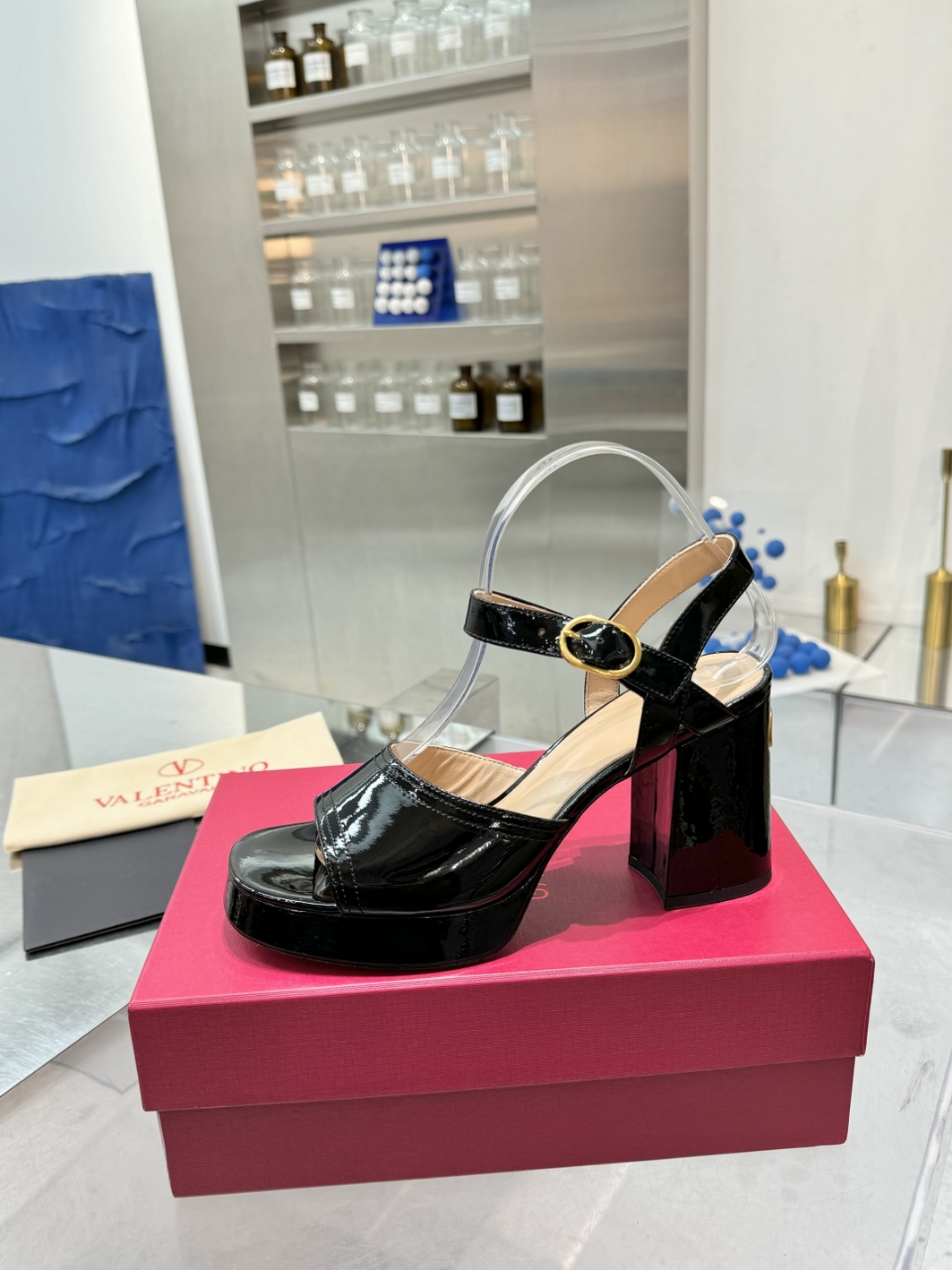 2025SS Valentno / Warren New Show features high-quality metal logo sandals with precise design and premium materials for high-end clients. - 图片 5
