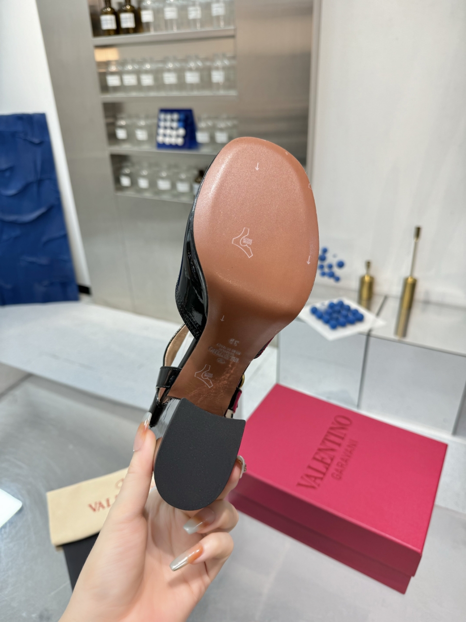 2025SS Valentno / Warren New Show features high-quality metal logo sandals with precise design and premium materials for high-end clients. - 图片 4