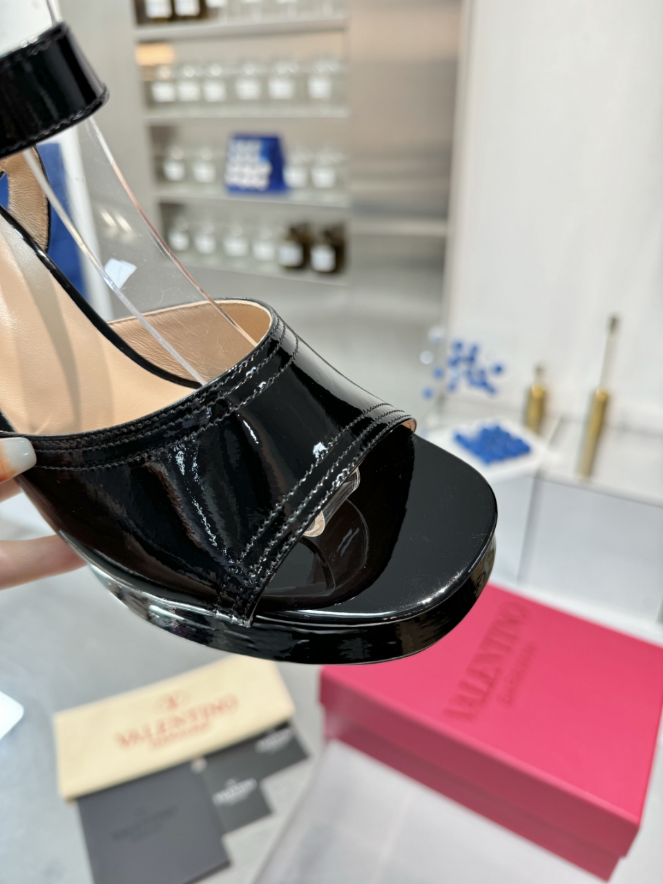 2025SS Valentno / Warren New Show features high-quality metal logo sandals with precise design and premium materials for high-end clients. - 图片 2