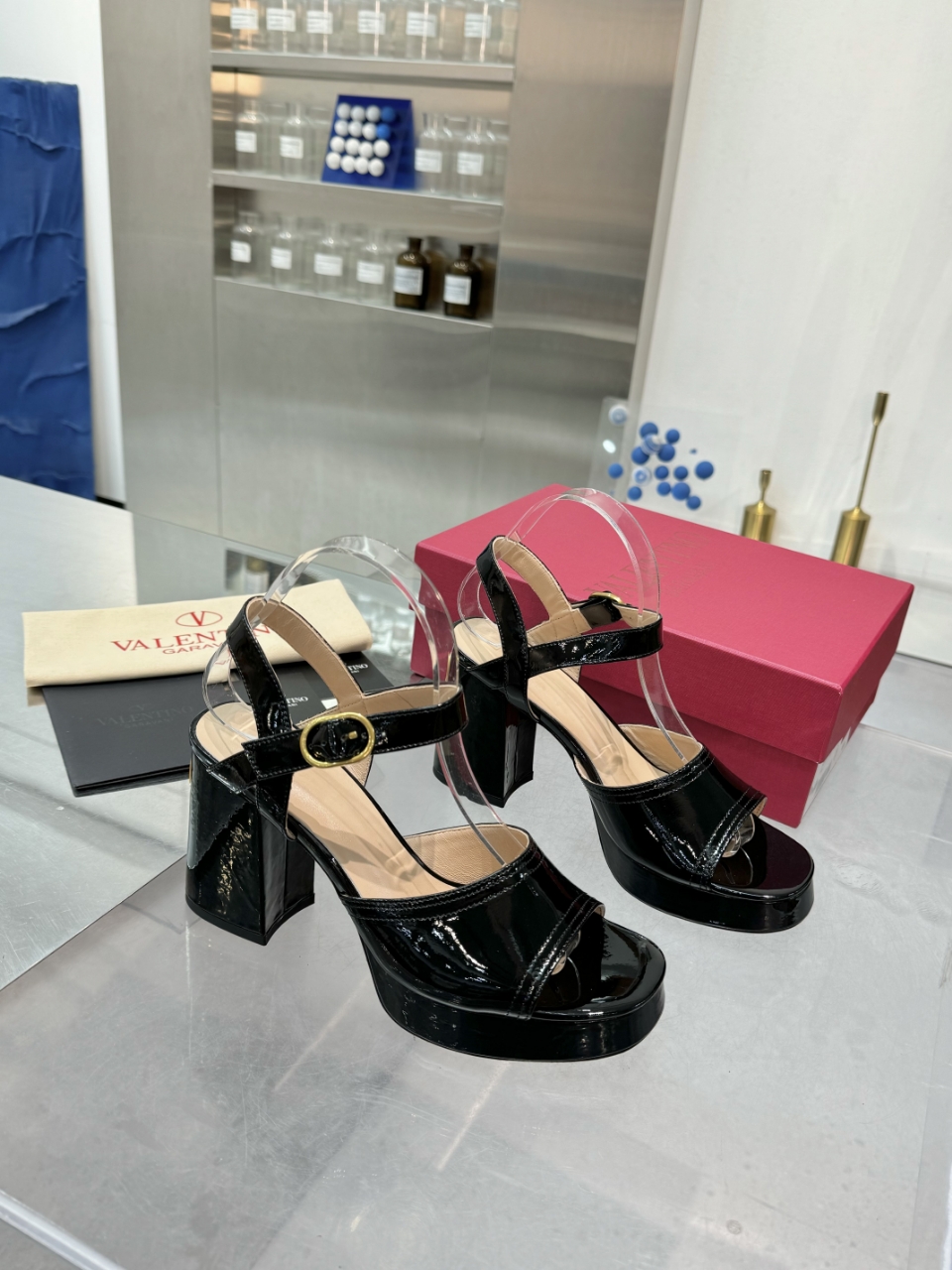 2025SS Valentno / Warren New Show features high-quality metal logo sandals with precise design and premium materials for high-end clients. - 图片 1