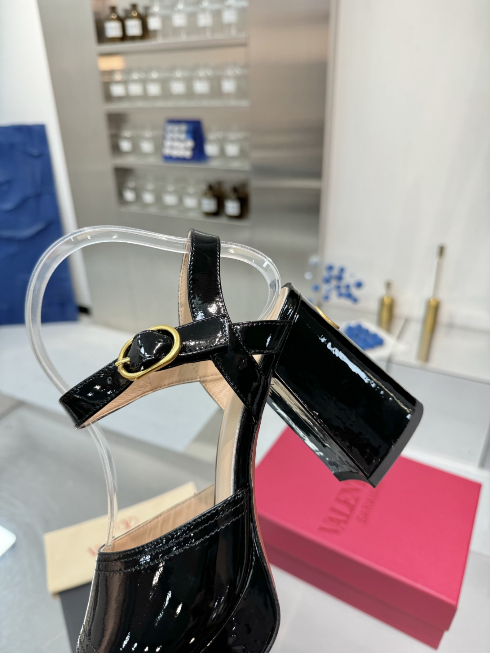 2025SS Valentno / Warren New Show features high-quality metal logo sandals with precise design and premium materials for high-end clients. - 图片 3
