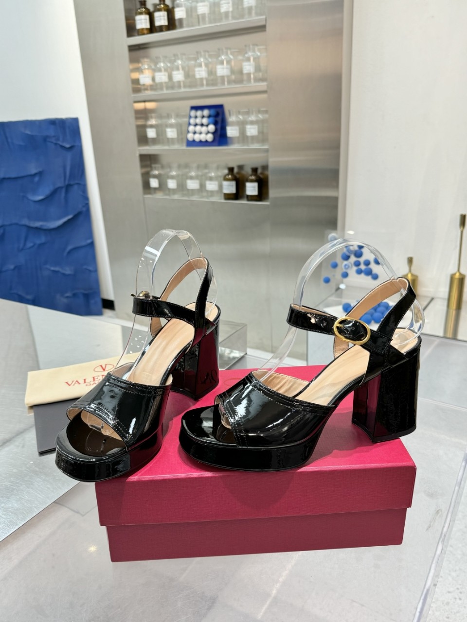 2025SS Valentno / Warren New Show features high-quality metal logo sandals with precise design and premium materials for high-end clients. - 图片 7