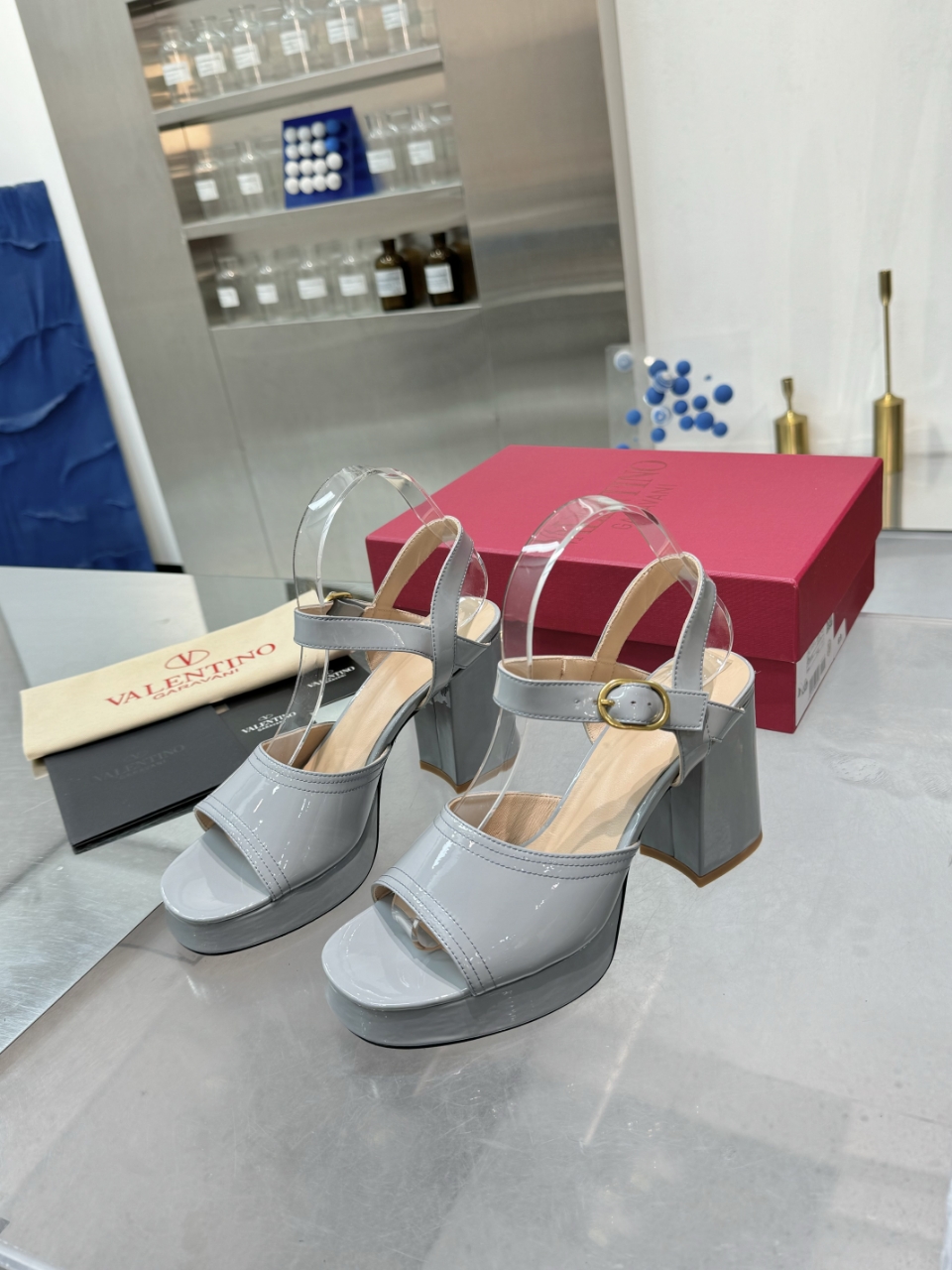 Valentino/Warren 2025SS Metal Logo Sandals: High-End Precision Design and Quality Materials - 图片 5
