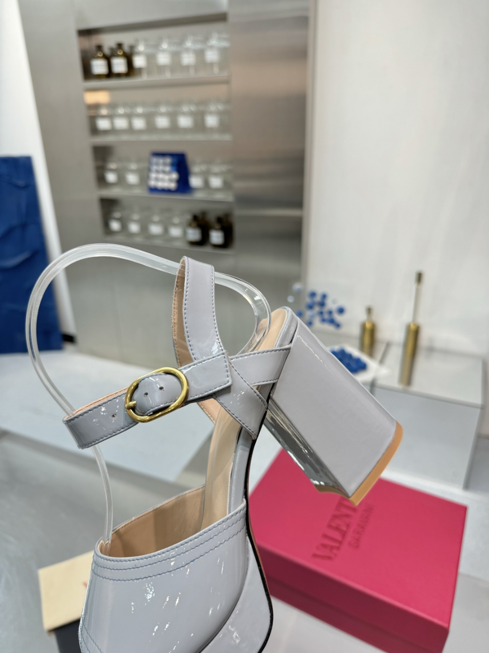 Valentino/Warren 2025SS Metal Logo Sandals: High-End Precision Design and Quality Materials - 图片 4