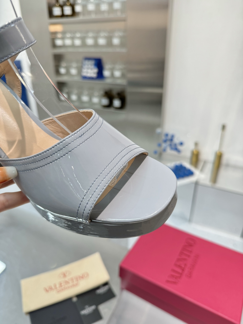 Valentino/Warren 2025SS Metal Logo Sandals: High-End Precision Design and Quality Materials - 图片 2