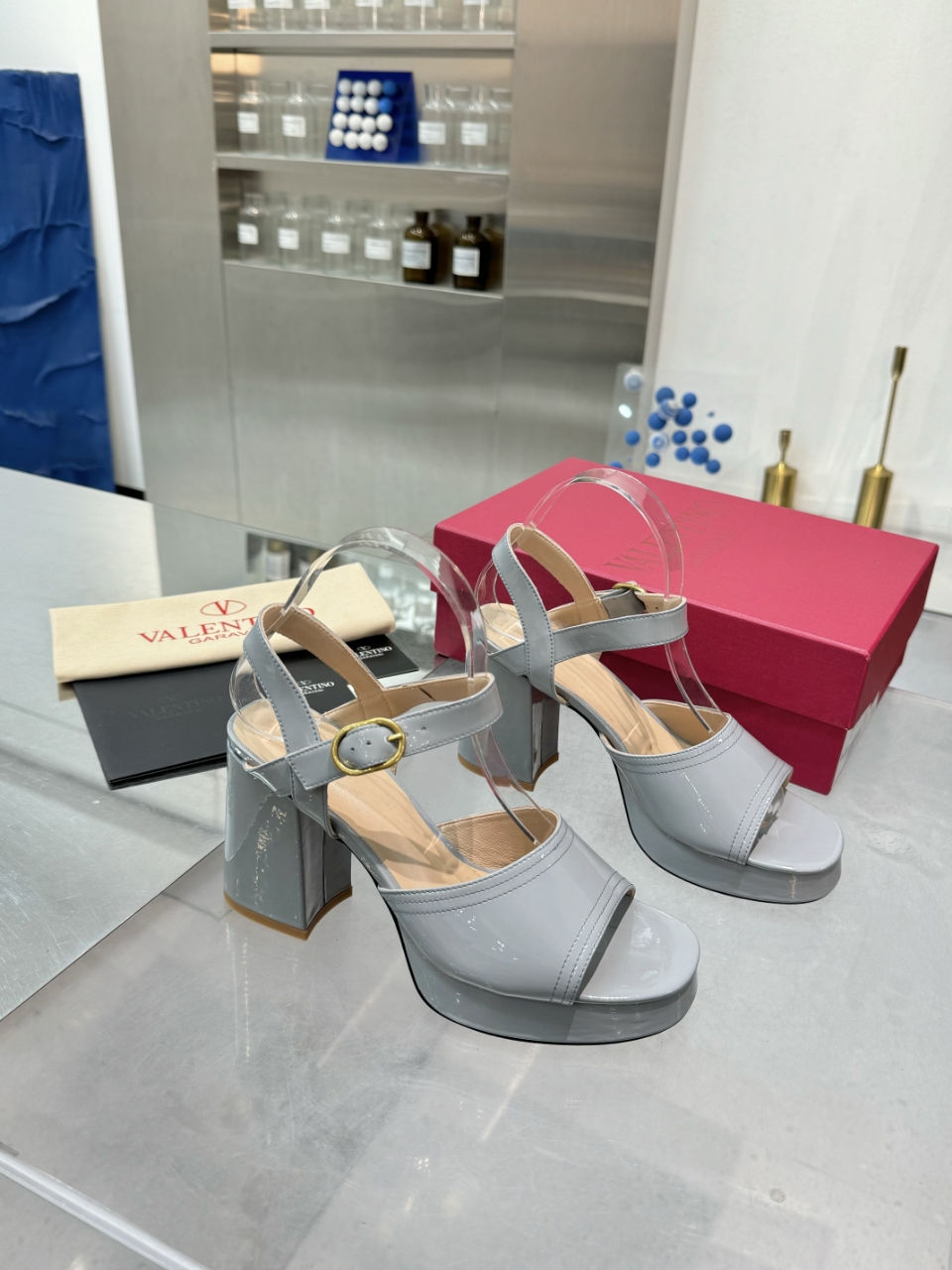 Valentino/Warren 2025SS Metal Logo Sandals: High-End Precision Design and Quality Materials - 图片 1
