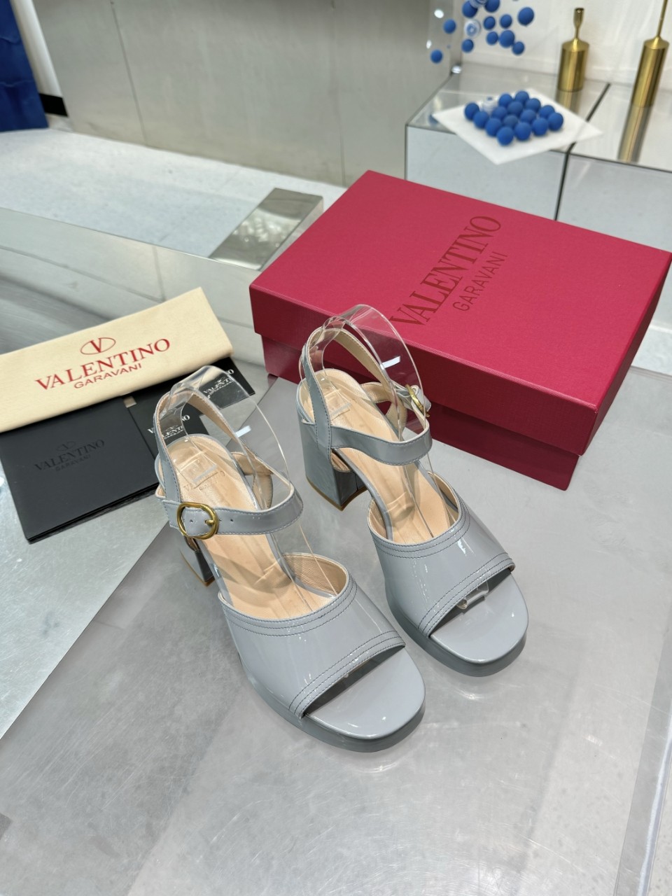 Valentino/Warren 2025SS Metal Logo Sandals: High-End Precision Design and Quality Materials - 图片 7