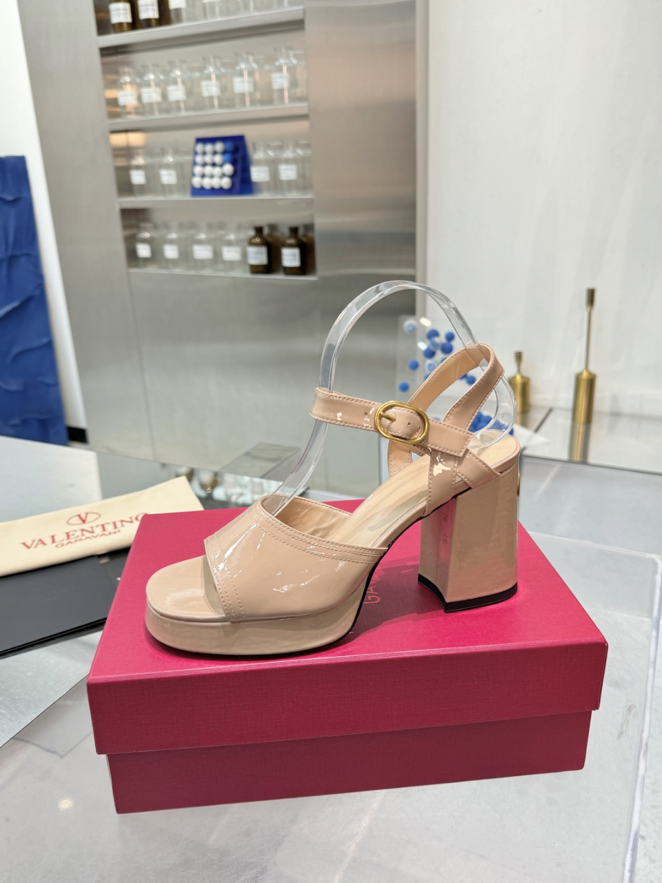“High-End 2025SS Metal Logo Sandals: Original Design, Premium Materials, Imported Leather, Luxury Packaging” - 图片 2