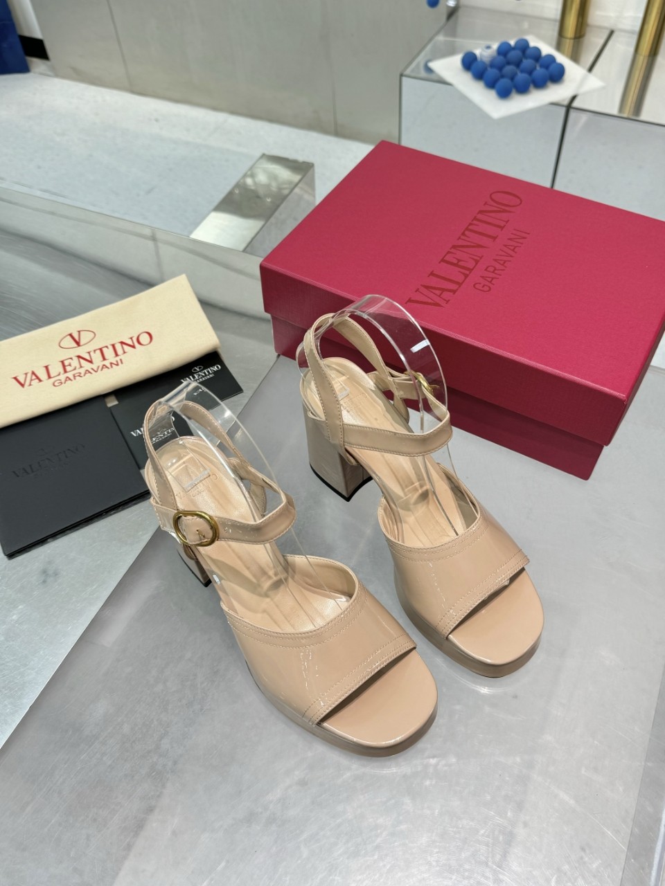 “High-End 2025SS Metal Logo Sandals: Original Design, Premium Materials, Imported Leather, Luxury Packaging” - 图片 1