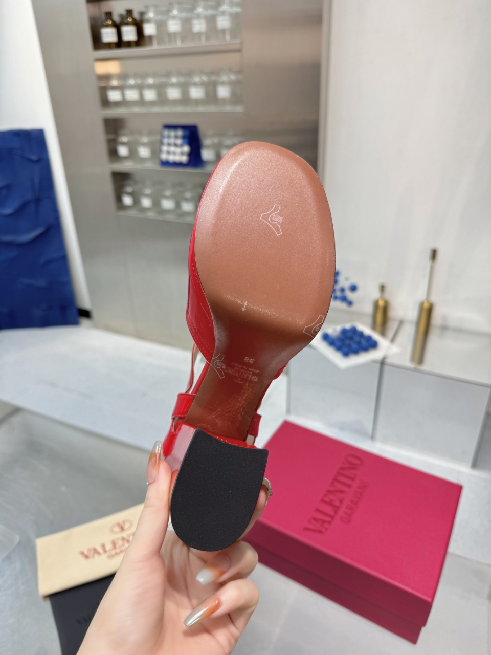 “High-Quality Valentino/Warren Sandals 2025SS: Imported Leather, Precise Design, Perfect Arc Line | Luxury Footwear for Elite Clients” - 图片 4