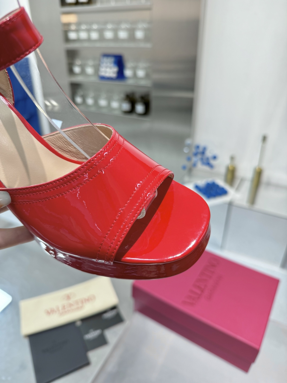 “High-Quality Valentino/Warren Sandals 2025SS: Imported Leather, Precise Design, Perfect Arc Line | Luxury Footwear for Elite Clients” - 图片 3