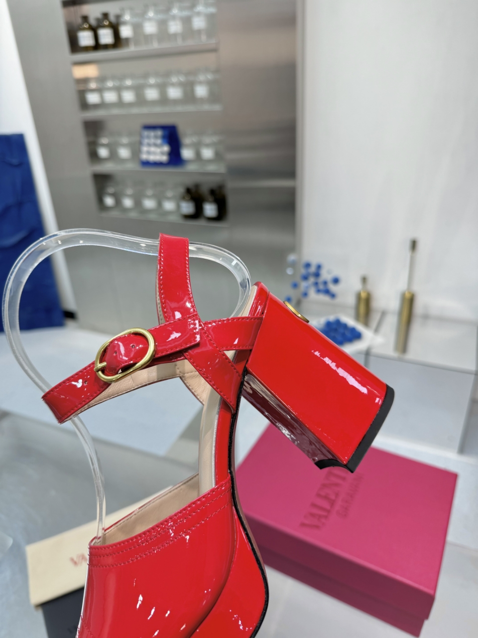 “High-Quality Valentino/Warren Sandals 2025SS: Imported Leather, Precise Design, Perfect Arc Line | Luxury Footwear for Elite Clients” - 图片 2