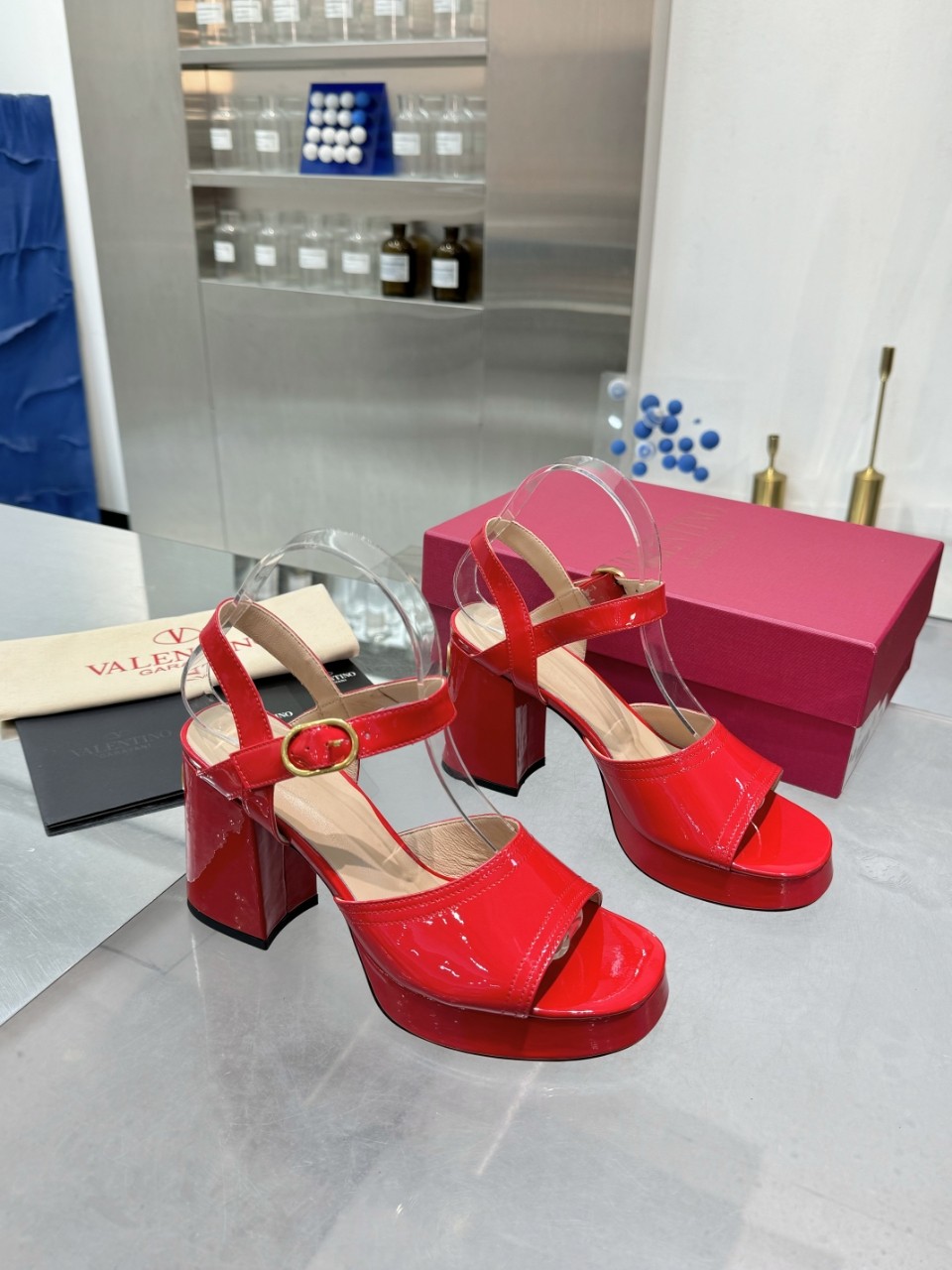 “High-Quality Valentino/Warren Sandals 2025SS: Imported Leather, Precise Design, Perfect Arc Line | Luxury Footwear for Elite Clients” - 图片 1