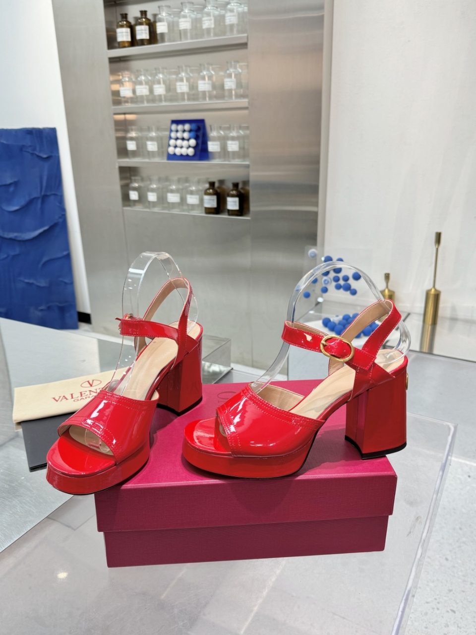 “High-Quality Valentino/Warren Sandals 2025SS: Imported Leather, Precise Design, Perfect Arc Line | Luxury Footwear for Elite Clients” - 图片 7