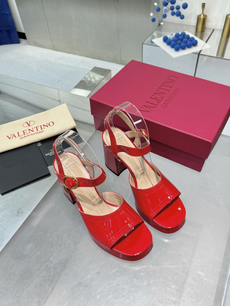 “High-Quality Valentino/Warren Sandals 2025SS: Imported Leather, Precise Design, Perfect Arc Line | Luxury Footwear for Elite Clients” - 图片 8