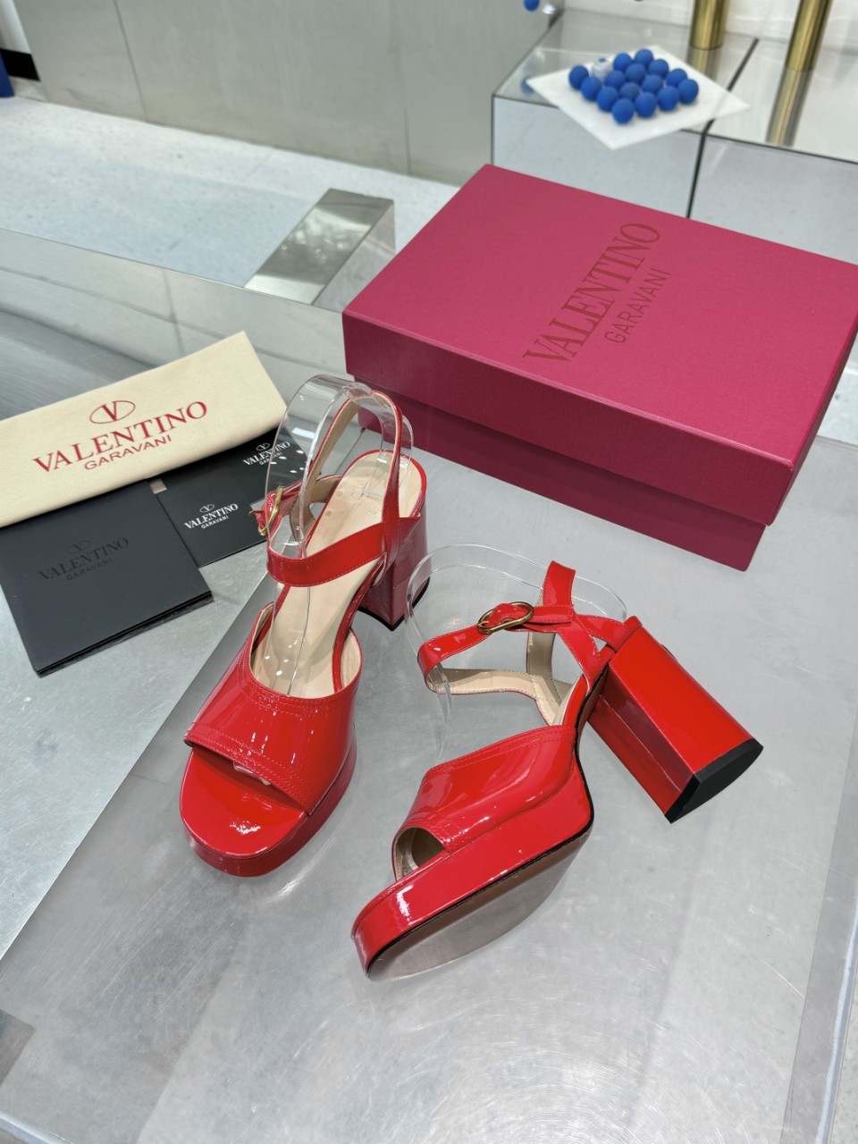 “High-Quality Valentino/Warren Sandals 2025SS: Imported Leather, Precise Design, Perfect Arc Line | Luxury Footwear for Elite Clients” - 图片 9