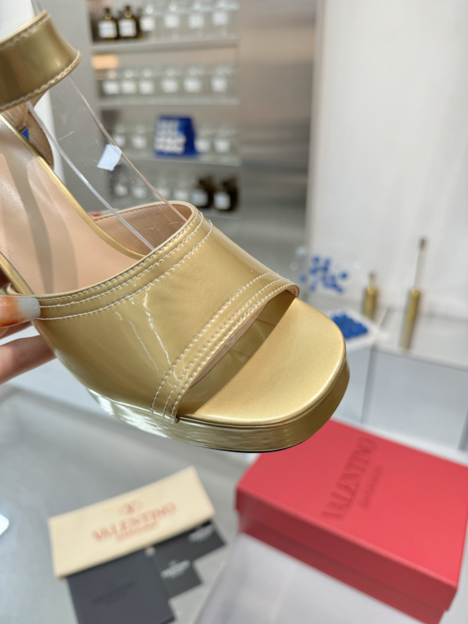 “2025SS High-End Metal Logo Sandals: Original Design with Imported Leather for Stylish Clients” - 图片 4
