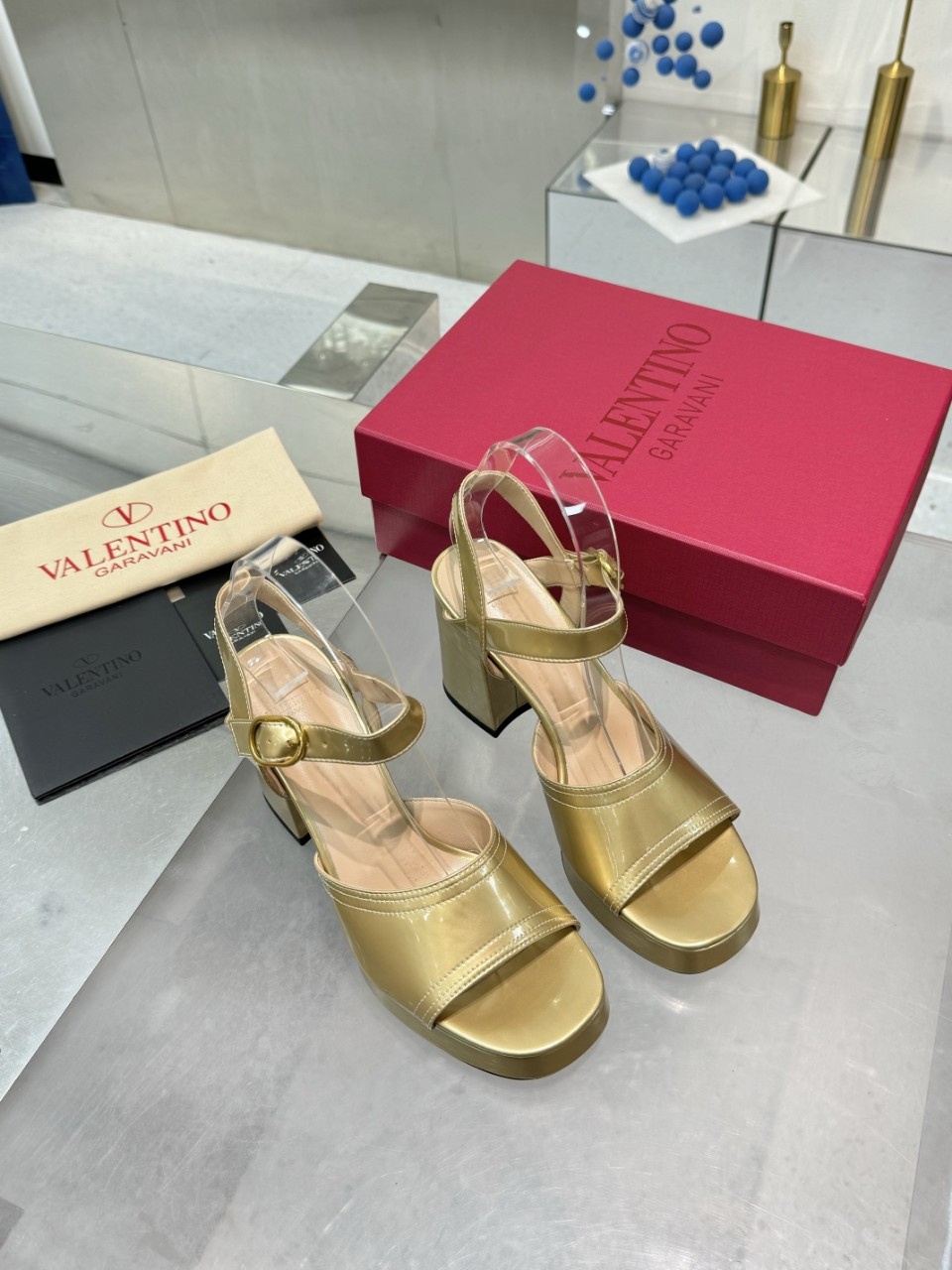 “2025SS High-End Metal Logo Sandals: Original Design with Imported Leather for Stylish Clients”