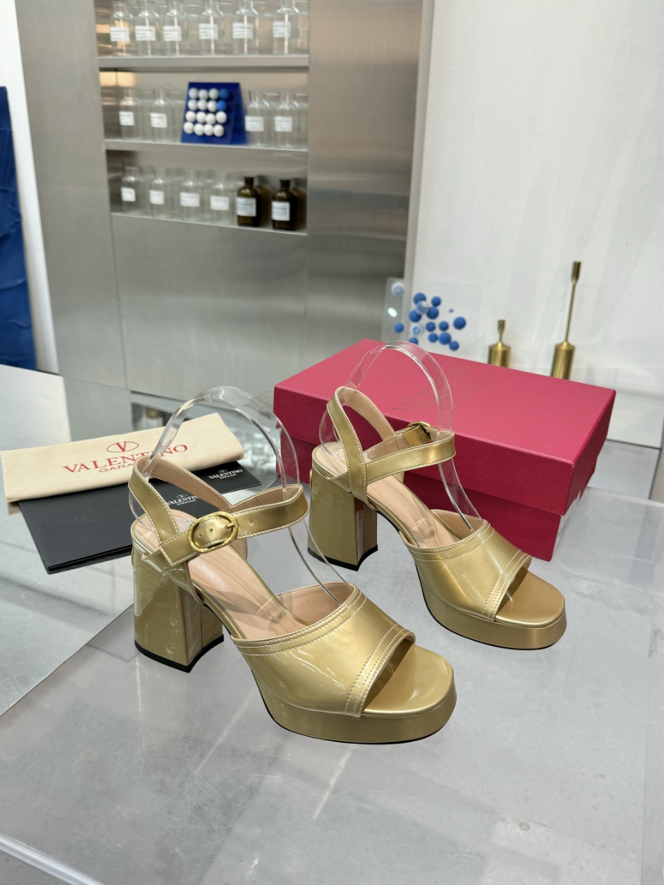 “2025SS High-End Metal Logo Sandals: Original Design with Imported Leather for Stylish Clients” - 图片 9