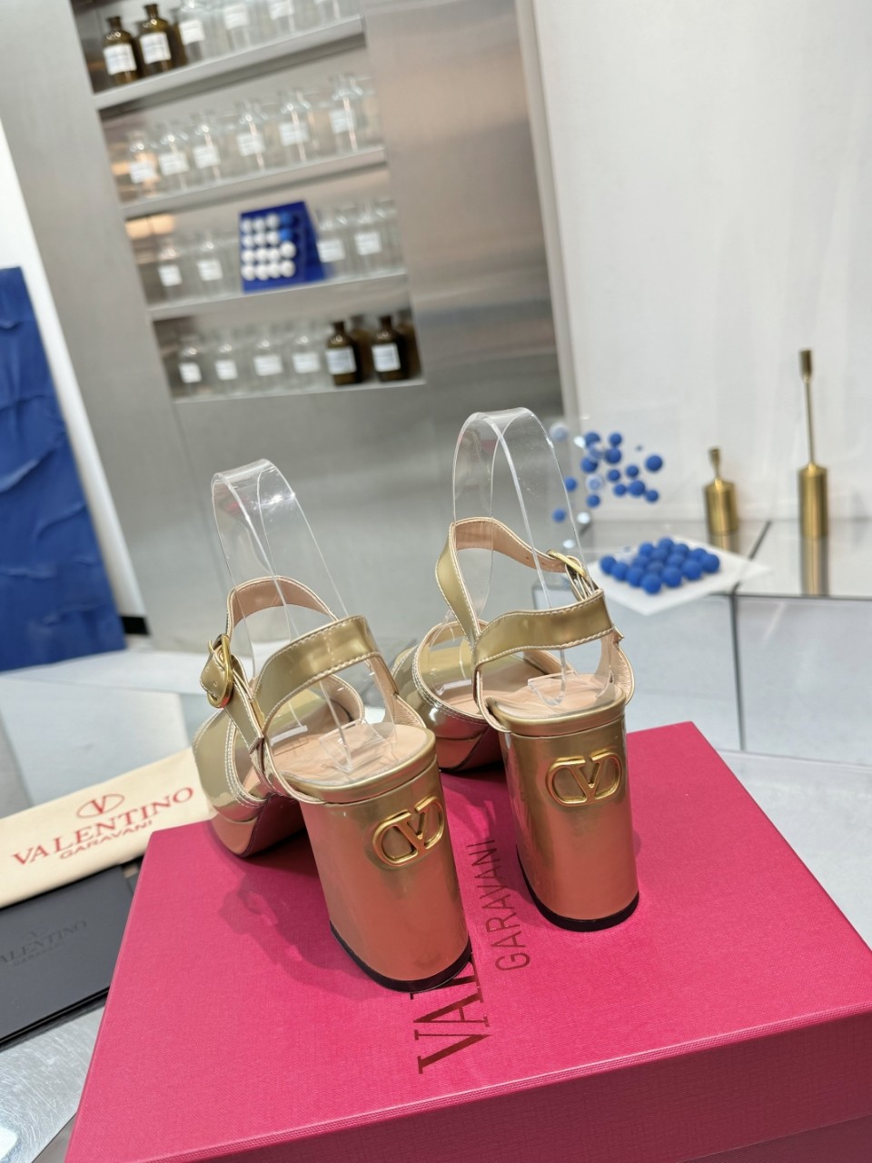 “2025SS High-End Metal Logo Sandals: Original Design with Imported Leather for Stylish Clients” - 图片 7