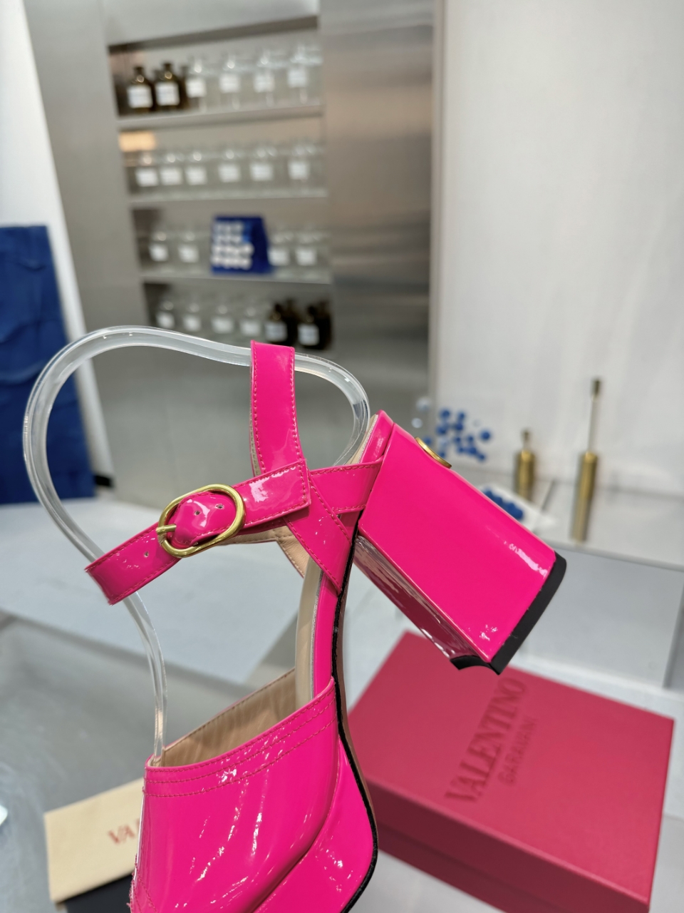 “Valentno/Warren 2025SS Metal Logo Sandals: High-End Design with Imported Leather, Precise Arc Line, Original Packaging” - 图片 5