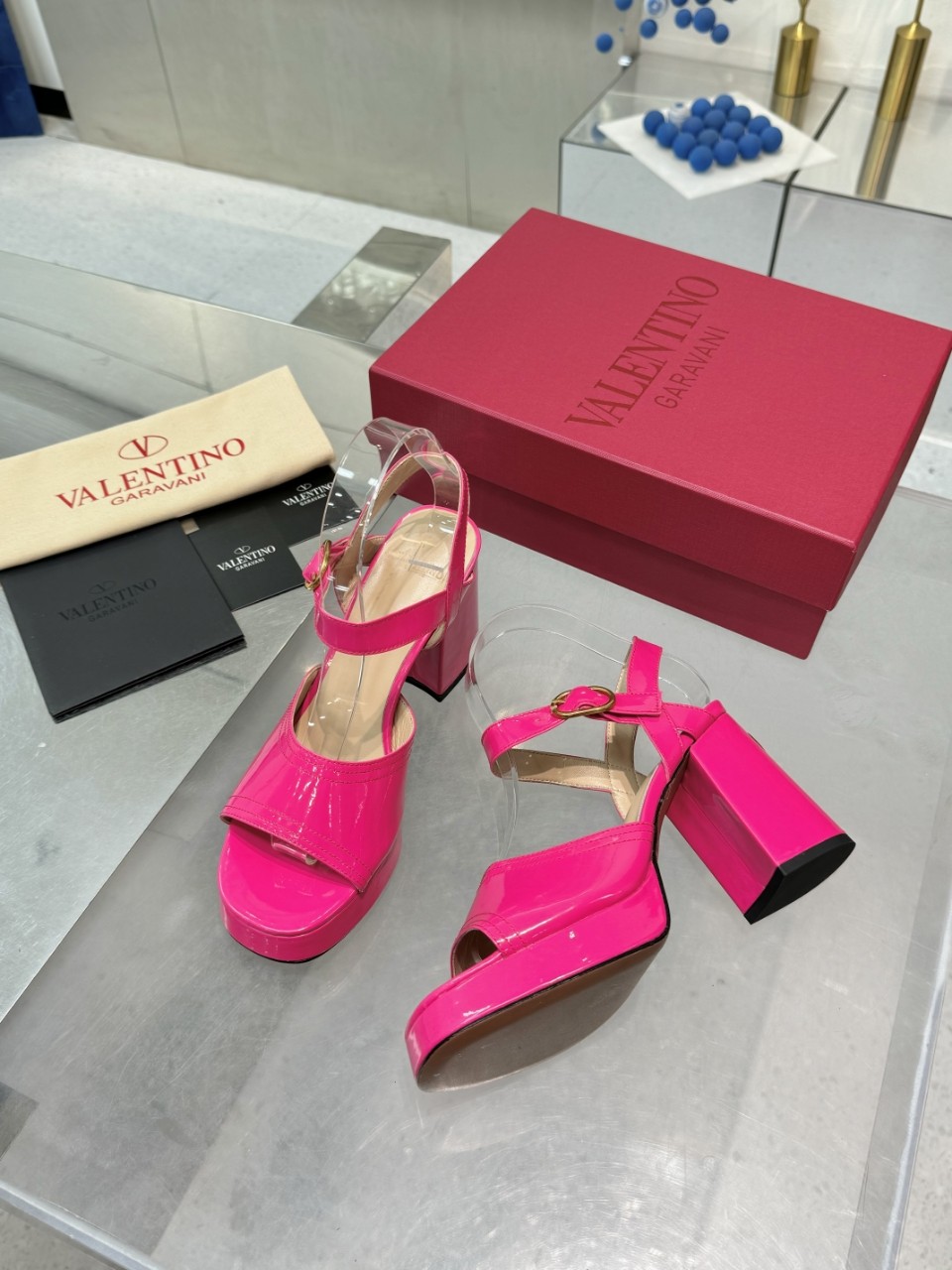“Valentno/Warren 2025SS Metal Logo Sandals: High-End Design with Imported Leather, Precise Arc Line, Original Packaging” - 图片 2