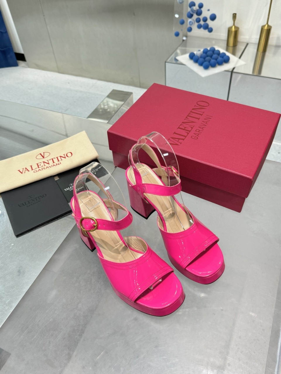 “Valentno/Warren 2025SS Metal Logo Sandals: High-End Design with Imported Leather, Precise Arc Line, Original Packaging” - 图片 9