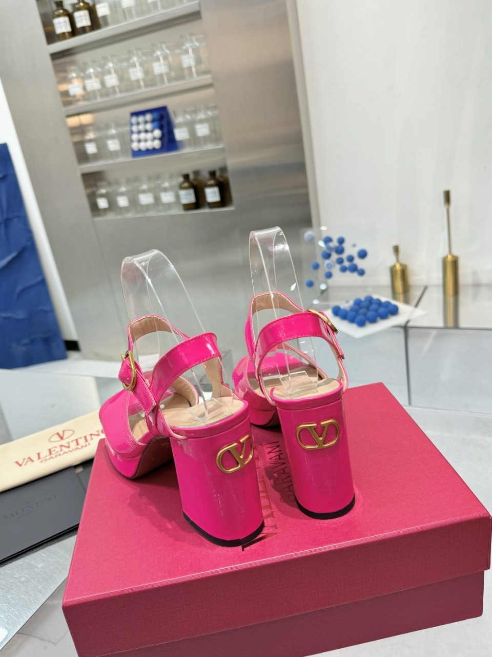 “Valentno/Warren 2025SS Metal Logo Sandals: High-End Design with Imported Leather, Precise Arc Line, Original Packaging” - 图片 6