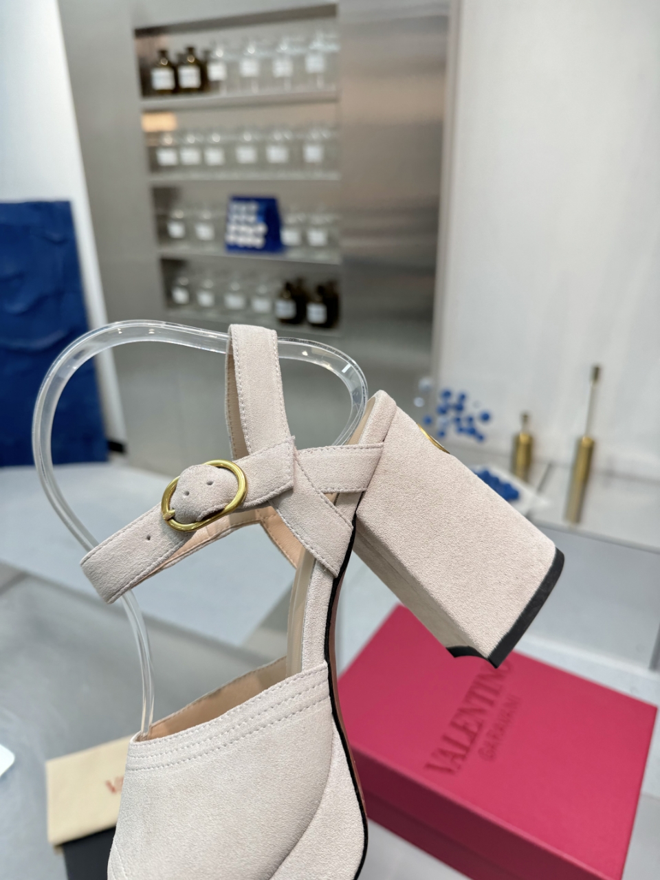 “2025SS Valentino/Warren New Metal Logo Sandals: High-end Design, Imported Materials, Precise Arc Line, Original Packaging” - 图片 5